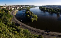 Praha kvůli vyšší hladině Vltavy uzavřela protipovodňová vrata, nejezdí ani přívoz