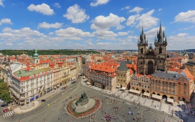 Praha ruší nelegální předzahrádky u orloje. Staroměstské náměstí se konečně dočká „vyčištění“