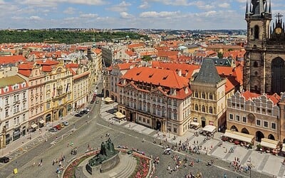 Praha ruší nelegální předzahrádky u orloje. Staroměstské náměstí se konečně dočká „vyčištění“