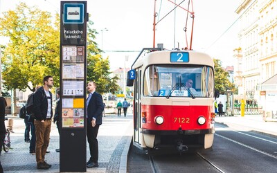 Praha testuje nové zastávkové označníky, ten první má elektronický displej s aktuálními odjezdy a příjezdy