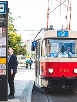 Praha testuje nové zastávkové označníky, ten první má elektronický displej s aktuálními odjezdy a příjezdy