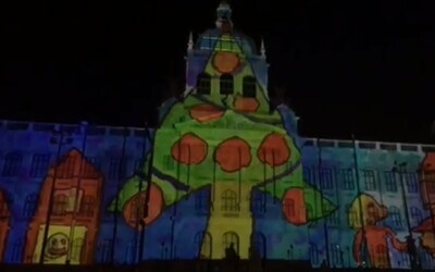 Praha vítala rok 2020 videomappingem na Národním muzeu. Akce nahradila ohňostroj