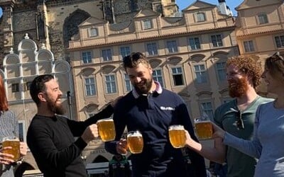 Praha zakázala populární pub crawls. Firma pořádající tyto eventy na to reagovala