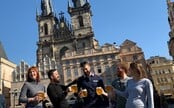 Praha zakázala populární pub crawls. Firma pořádající tyto eventy na to reagovala