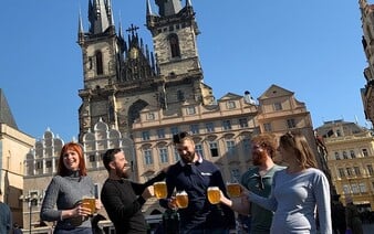 Praha zakázala populární pub crawls. Firma pořádající tyto eventy na to reagovala