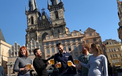 Praha zakázala populární pub crawls. Firma pořádající tyto eventy na to reagovala