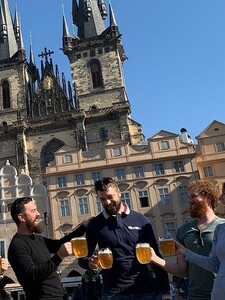 Praha zakázala populární pub crawls. Firma pořádající tyto eventy na to reagovala