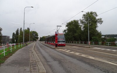 Praha zastavila tramvajový provoz na Libeňském mostě, na vině je havarijní stav. Takto se mění doprava