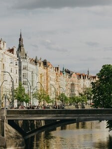 Praha ztrácí obyvatele, především kvůli vysokým cenám. Řešení není jen ve stavbě nových bytů, říká sociolog