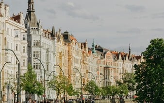 Praha ztrácí obyvatele, především kvůli vysokým cenám. Řešení není jen ve stavbě nových bytů, říká sociolog