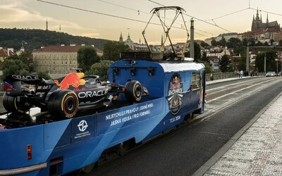 Prahou jezdí mazací tramvaj v netradiční podobě. Láká na sobotní formulovou show