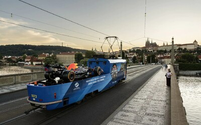 Prahou jezdí mazací tramvaj v netradiční podobě. Láká na sobotní formulovou show