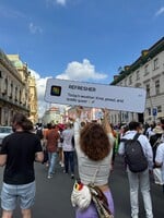 Prahou prošel duhový průvod a my u toho nechyběli. Jak vypadaly letošní oslavy?