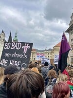 Prahou prošel feministický Pochod pro život. „Naše těla nejsou ničí politická hřiště,“ znělo ulicemi