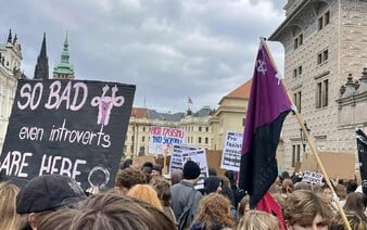Prahou prošel feministický Pochod pro život. „Naše těla nejsou ničí politická hřiště,“ znělo ulicemi