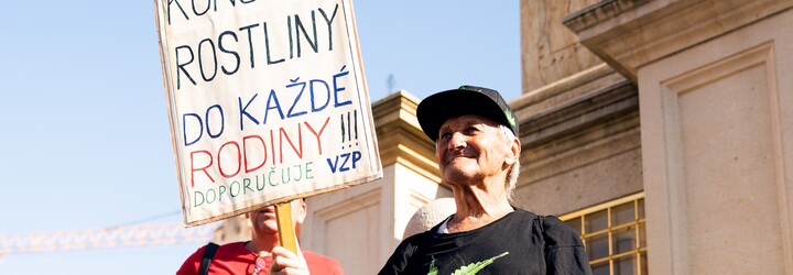 Prahou prošel průvod za legalizaci konopí. Dvě stovky lidí žádaly vládu o dekriminalizaci marihuany (Reportáž)