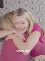 Pravá blondínka sa vracia: Reese Witherspoon vo videu odovzdala úlohu svojej mladšej kolegyni