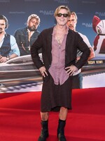 Praví muži nosia sukne, hovorí Jared Leto. Trendu podľahli Brad Pitt aj českí NobodyListen a Yzomandias 