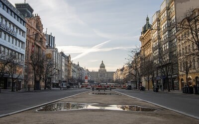Prázdné centrum Prahy jen pár hodin po vyhlášení zákazu volného pohybu. Ticho a poházené koloběžky