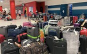 Pražské letisko hlási veľké problémy. Cestujúci čakajú dlhé hodiny a odlietajú bez batožiny