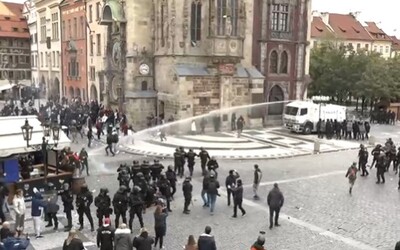 Pražský protest: Radikální fanoušci zaútočili na policii, ta proti nim nasadila i vodní dělo
