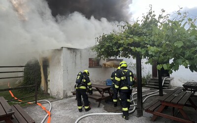 Pražští hasiči zasahují u požáru střelnice. Kouř je vidět z různých částí města