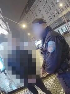 Pražští strážníci zveřejnili video z hádky s řidičem, která trvala 40 minut. Má jít o známou osobu