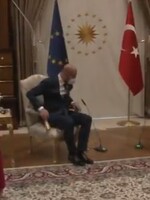 Pre Ursulu von der Leyenovú nepripravili v Turecku stoličku, musela si sadnúť na gauč. Mohlo ísť o cielený krok 