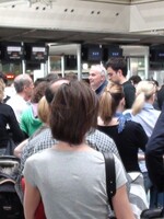 Prečo je na letiskách chaos? Slovenke zrušili let tesne pred odletom, chodí sa 4 hodiny vopred, no o kompenzáciách aerolinky mlčia
