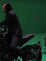 Pred a po CGI: Motorku Johna Wicka tlačili muži v zelených kostýmoch, zatiaľ čo on sekal zabijakov