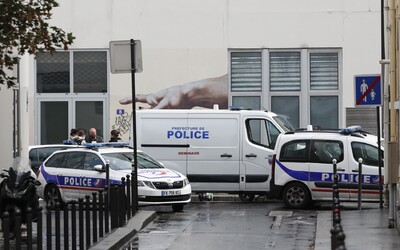 Před bývalou redakcí Charlie Hebdo byli pobodáni dva lidé