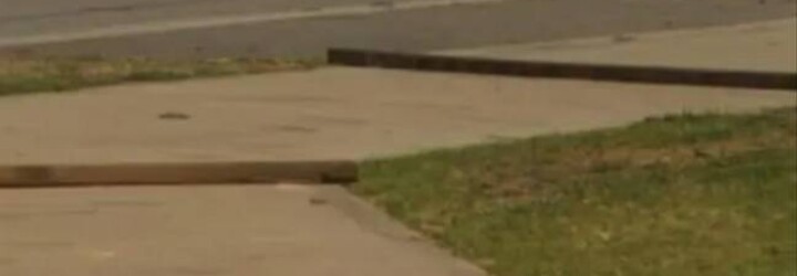 Před mým domem ne! Rozzlobený soused si vyrobil vlastní „zpomalovač“ na chodník, aby mu tam neběhaly děti