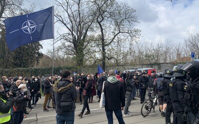 Před ruskou ambasádou v Praze demonstrují desítky lidí