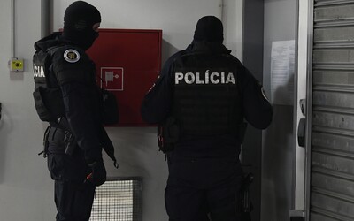 Pred stanicou mestskej polície v Bratislave zasahovala NAKA