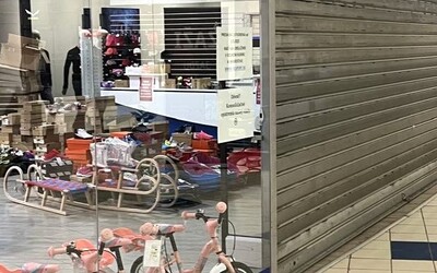 Predajňa Intersport skončila zo dňa na deň. Narastajúce štátne konsolidačné opatrenia prinútili majiteľov zatvoriť prevádzku