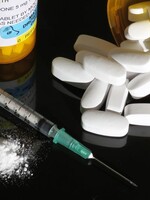 Předávkování fentanylem zabije v USA 195 lidí denně, smrtelné mohou být i dva miligramy