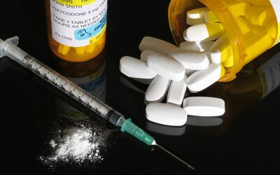 Předávkování fentanylem zabije v USA 195 lidí denně, smrtelné mohou být i dva miligramy