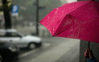 Předpověď počasí na víkend: Připrav se na teploty kolem 18 stupňů i neutuchající déšť