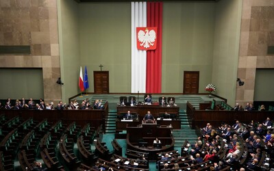 Predseda Sejmu Holownia po voľbách čelil návrhom na štátny prevrat. Reakcie rozdelili politikov