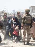 Přehledně: Co se stalo na kábulském letišti? Po výbuchu přišlo o život 13 vojáků USA, útočil ISIS