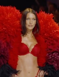 Prehliadky anjelikov Victoria's Secret sú po rokoch späť. Vrátila sa ikonická Adriana Lima, zahviezdili aj sestry Hadid