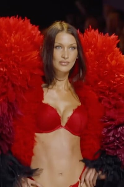 Přehlídky Victoria's Secret se vrací ve velkém. OG andílek Adriana Lima je zpátky, zazářily i sestry Hadid