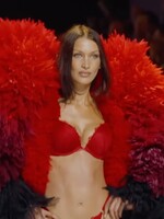 Přehlídky Victoria's Secret se vrací ve velkém. Vrátil se OG andílek Adriana Lima, zazářily i sestry Hadid