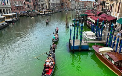 Prekvapení zostali turisti aj domáci. Najslávnejší kanál uprostred Benátok zo dňa na deň zmenil farbu na zelenú