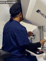 Prelom v medicíne: Chirurg na Floride operoval pacienta vzdialeného 17 000 km