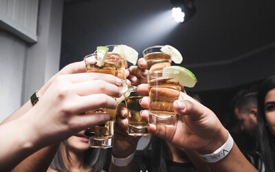 Prelomová štúdia: Alkohol škodí najmä ľuďom do 40 rokov, starším môže občasné pitie prospievať