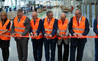 Premiér Fico otvoril nový závod. Poskytne stovky nových pracovných miest