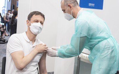 Premiér Heger sa dal zaočkovať vakcínou Astrazeneca