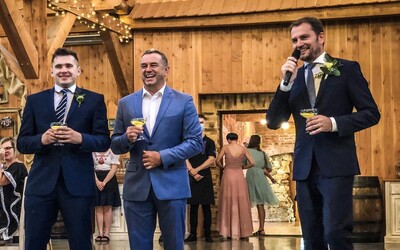 Premiér Matovič a iní politici oslavovali na svadbe bez rúška. Fotografie vyvolali vlnu kritiky