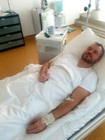 Premiér Pellegrini zverejnil fotku z nemocnice: V najnevhodnejšej chvíli ma zradilo zdravie, píše